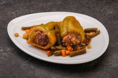 Doldurulmuş dolma dolma biber, et ve pilav.