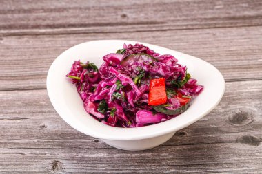 Bitki ve baharatlı kırmızı lahana turşusu