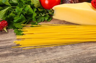 Çiğ İtalyan spagetti yığını, peynir ve sebzeli.