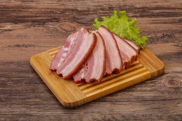 Leckere Geräucherte Schweinsbratenscheibe Über Holzbrett — Stockfoto