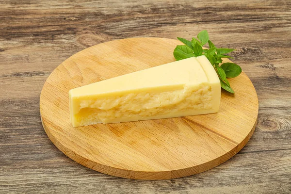 Parmigiano Stagionato Servito Con Foglie Basilico — Foto Stock