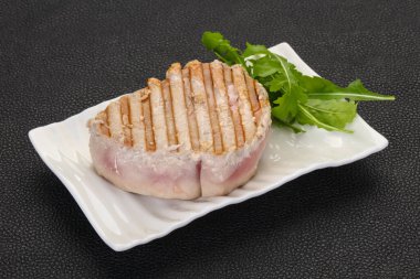 Izgara ton balığı bifteği, roket salatası.