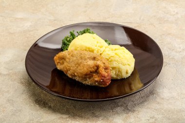 Patates püresiyle doğranmış etten çıtır tavuk pirzolası.