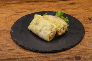 Ev yapımı çiğ lahana ve yemek pişirmek için et.