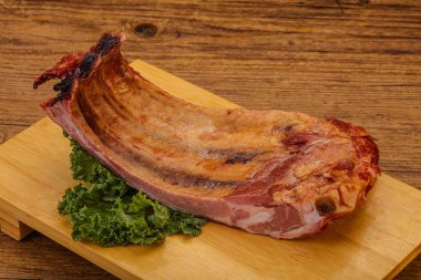 Baharatlı ve otlu domuz pirzolası.