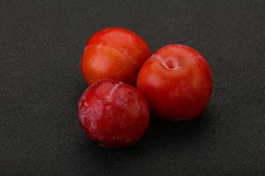 Olgun tatlı kırmızı erik yığını