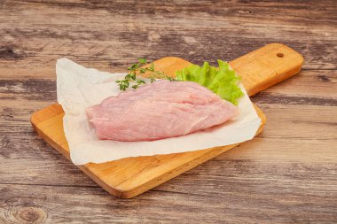 Pişirmek için çiğ hindi göğsü biftek.