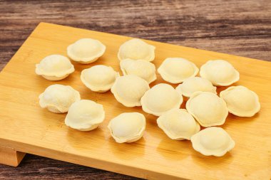 Pişirmek için çiğ etli börek.