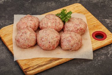 Yemek pişirmek için çiğ hindi köftesi.