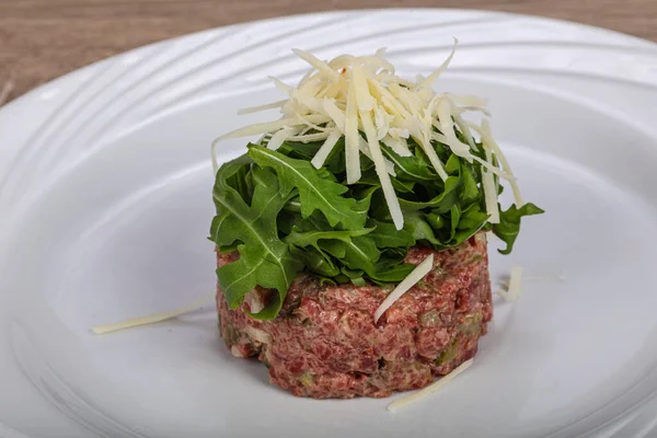 Tártaro Carne Cruda Con Rúcula Queso Parmesano — Foto de Stock