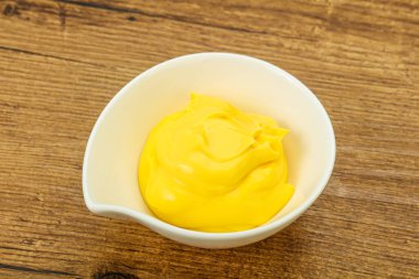 Tabaktaki doğal lezzetli peynir sosu