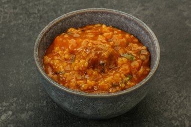 Geleneksel Gürcistan Kharço çorbası. Et ve baharatlı.