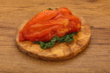 Baharatlı ve otlu füme tavuk göğsü.