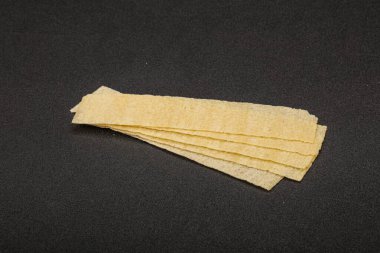 Doğal yağ ve tuzlu patates cipsi yığını. 