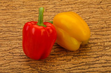 Olgun iki tatlı Bulgar dolma biberi