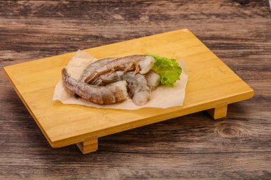 Çiğ kaplan karides yığını yemek için.