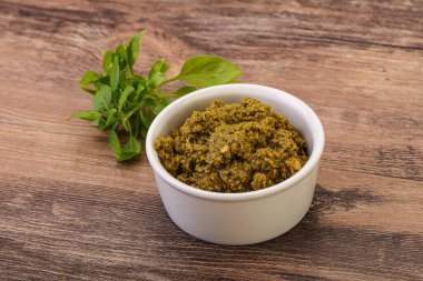 Fesleğen ve sedir fıstıklı yeşil sos sosu.