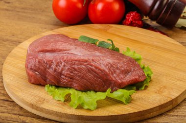 Pişirmek için çiğ et parçası.