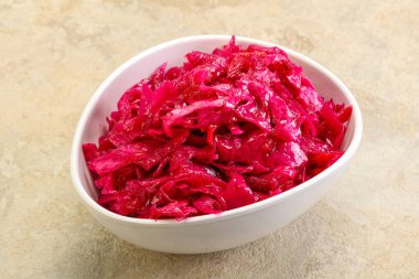Kasede pancar kökü olan marine edilmiş kırmızı lahana.
