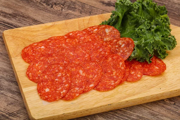 Italiano Spycy Pepperoni Salsicha Fatias Sobre Bordo — Fotografia de Stock