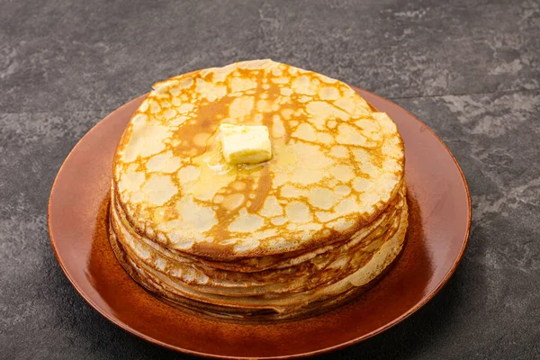 Stack Med Ryska Traditonala Pannkakor Med Smör — Stockfoto