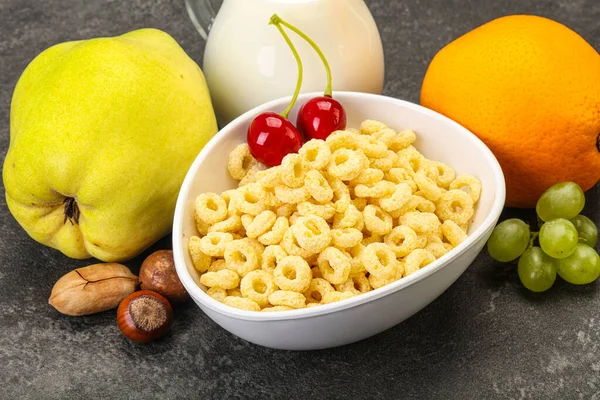 Frukost Med Majsringar Frukt Och Mjölk — Stockfoto