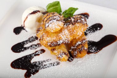 Dondurma ve naneli gevrek muz.