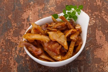 Kasede domuz kulağı var.