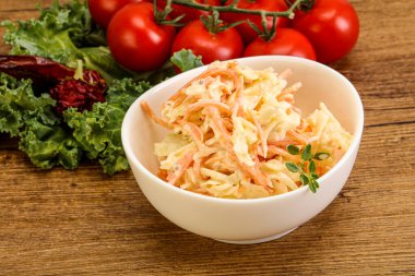 Lahana ve havuçlu vejetaryen lahana salatası.