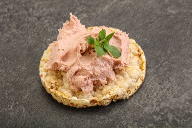 Karaciğer ezmesi kasede fesleğen yaprağı servis edilir.