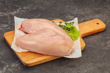 Pişirmek için çiğ tavuk göğsü.