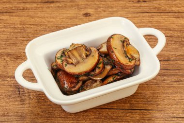 Kavrulmuş şampiyon, kasede otlar ve baharatlar var.