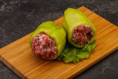 Çiğ dolma yeşil dolma biber ve et.