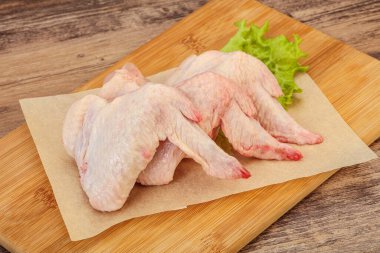 Çiğ tavuk kanatları pişmeye hazır.