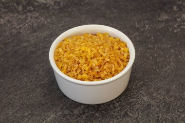 Vejetaryen mutfağı. Kasede pişirmek için kuru bulgur.