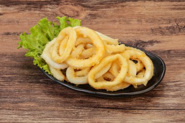 Kavrulmuş kalamar halkaları ve kasede salata.