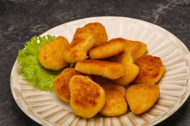 Kızarmış tavuk nugget. Salata yaprakları.
