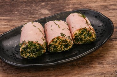 Peynirli ve sarımsaklı jambonlu sandviç.