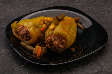 Doldurulmuş dolma dolma biber, et ve pilav.