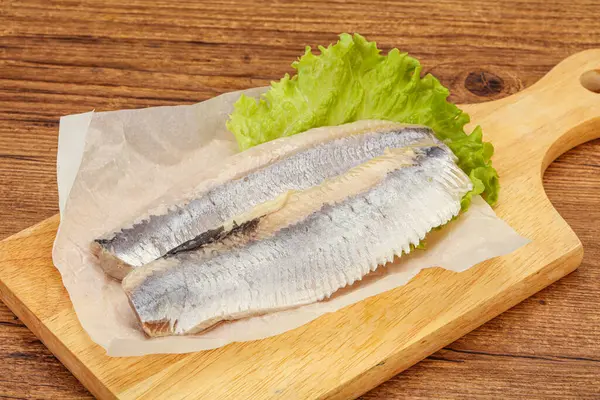 Filete Arenque Con Hojas Ensalada Sobre Tabla —  Fotos de Stock