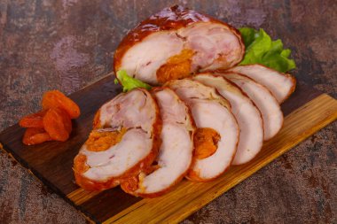 Lezzetli Tavuk ahşap arka planda yuvarlanıyor