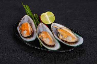 Limonlu ve yeşil biberli yarım midye.