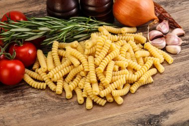 Çiğ İtalyan buğday makarnası - Pişirmek için Fusilli