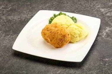 Patates püresiyle doğranmış etten çıtır tavuk pirzolası.