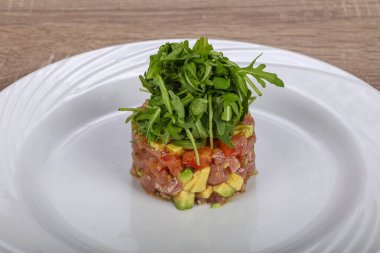 Çiğ ton balığı, baharatlı Tatar atıştırmalığı.