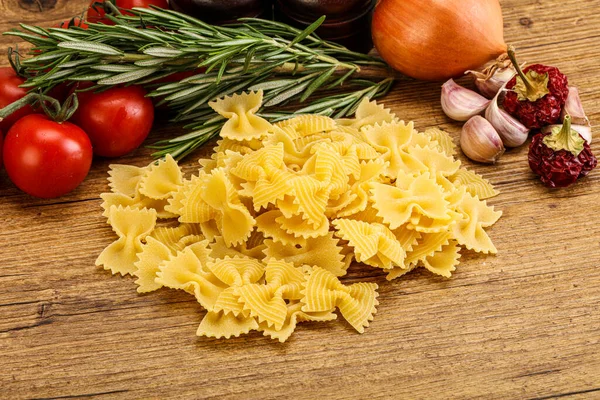 Rauwe Italiaanse Durum Tarwe Farfalle Pasta Voor Het Koken — Stockfoto