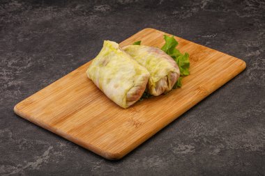 Ev yapımı çiğ lahana ve yemek pişirmek için et.