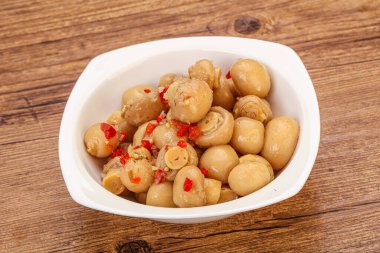 Kavanozda baharatlı turşu şampiyonları