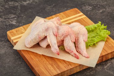 Çiğ tavuk kanatları pişmeye hazır.