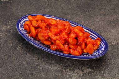 Domates soslu ve biberli fırında böbrek.